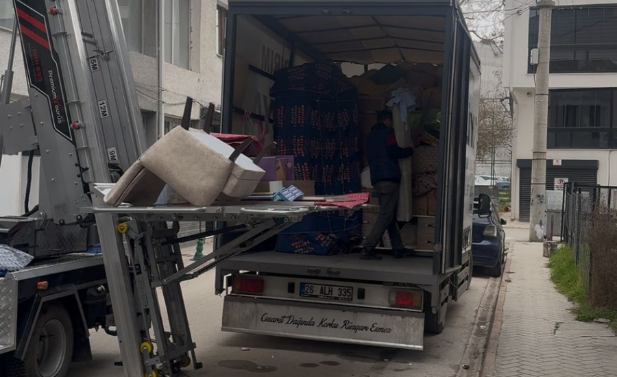 Eskişehir'de yüksek katlı bir binaya dış cephe asansörü ile güvenli ve hızlı eşya taşıma operasyonu.