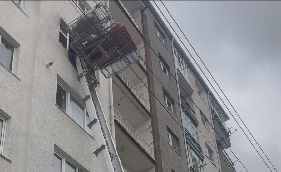 Eskişehir'den hareket eden kapalı kasa nakliyat kamyonunun şehirler arası yolda güvenle ilerleyişi.